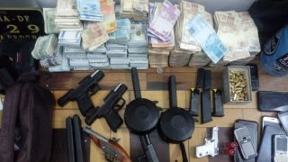 Suspeito foge algemado da delegacia após ser preso em Novo Hamburgo; homem está foragido