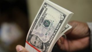 Dólar bate R$ 5 pela 1ª vez na história