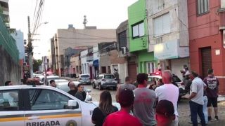 Adolescente de 17 anos faz reféns durante assalto a loja no centro de Rio Grande