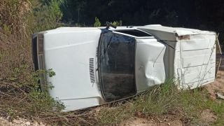 FOTOS: Motorista perde controle e capota carro no interior de Dom Feliciano