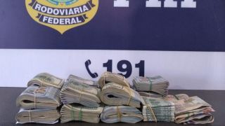 PRF apreende quase 150 mil dólares sem procedência em Santo Antônio da Patrulha
