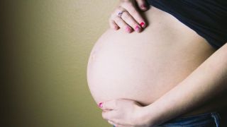 Estudo aponta que transmissão de coronavírus durante a gravidez é raro, mas possível