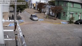 VÍDEO | Criminoso tenta roubar malote, atira em veículo, mas vítimas conseguem fugir