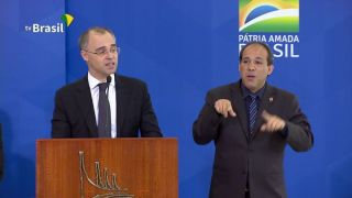 “Cobre de nós mais operações da Polícia Federal”, diz o novo ministro da Justiça a Bolsonaro na cerimônia de posse