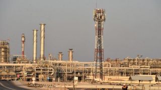 Petróleo se mantém em equilíbrio após anúncio de novo corte saudita