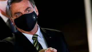 Bolsonaro manda general assinar liberação de cloroquina a todos que têm Covid-19