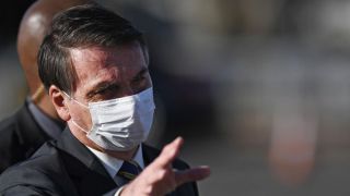 No Twitter, Bolsonaro ataca novamente o isolamento total