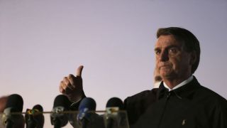 Bolsonaro pede que apoiadores não saiam às ruas no próximo domingo