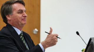 Celso de Mello arquiva pedido para apreender celular de Bolsonaro