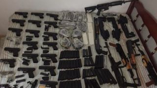 Polícia Civil cumpre 83 mandados de prisão em SC e RS em investigação sobre comércio ilegal de armas e tráfico de drogas