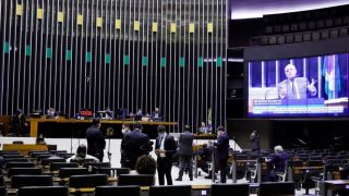 Câmara aprova PEC que adia para novembro eleições deste ano