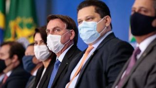 Bolsonaro sanciona lei que torna uso de máscara obrigatório no Brasil