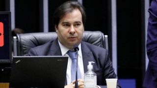 Governo precisa de um ministro da Educação que não "seja lunático", diz Maia