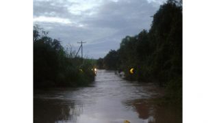 Enchente na ponte do Ciro Oliveira na manhã desta terça (14)