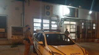 Mercado é invadido e danificado por cerca de 30 pessoas em Porto Alegre, diz polícia