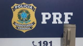 PRF apreende dólares escondidos em fundo falso de garrafa térmica em Santiago