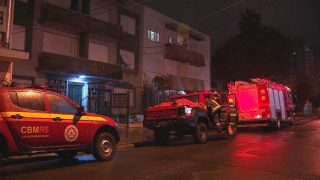 Mulher morre em incêndio em apartamento no bairro Azenha, em Porto Alegre