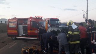 Acidente entre carro e caminhão deixa três jovens mortos na ERS-324, em Trindade do Sul