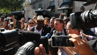 Bolsonaro diz que manifestantes contra cortes na educação são "idiotas úteis"