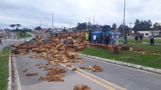 Caminhão de fumo tomba na BR-116 em Monte Castelo