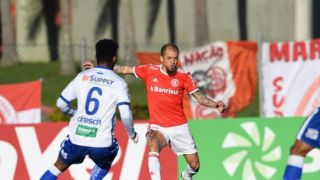 D'Alessandro é punido com dois jogos de suspensão pelo TJD-RS e está fora do Gre-Nal