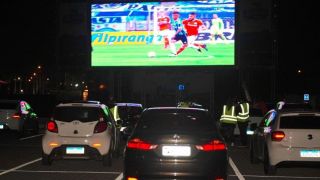 Torcedores da dupla Gre-Nal vivem experiência de assistir o clássico de dentro do carro