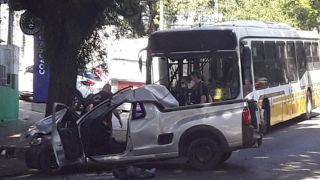 Colisão entre ônibus e caminhonete provoca morte em Porto Alegre