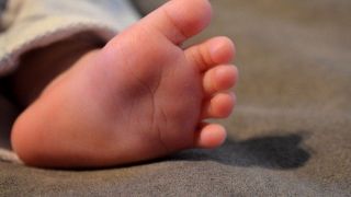 Mulher é presa por suspeita de maus-tratos a bebê de 2 meses em Rio Grande