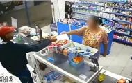 Mulher entra em farmácia assaltada e, sem perceber, entrega receita a criminoso